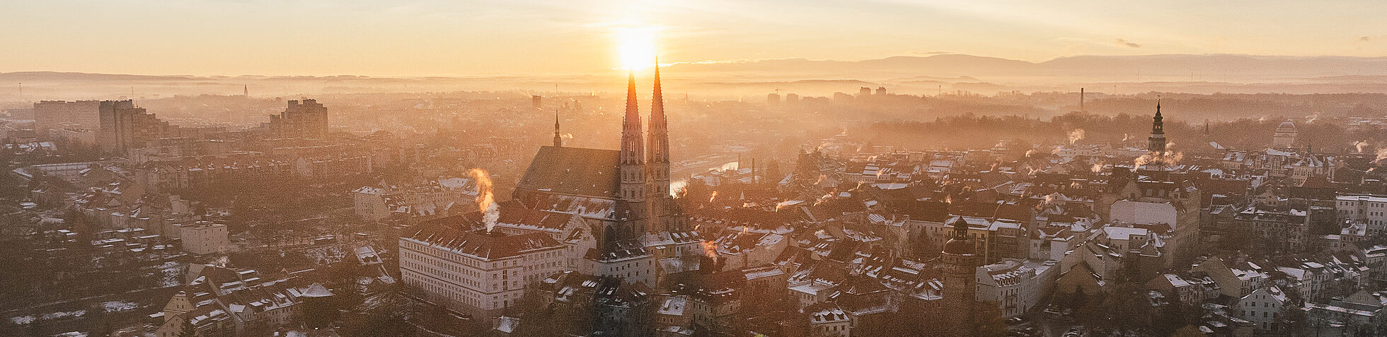 Luftaufnahme bei Sonnenaufgang von der Stadt Görlitz, wo sich das Büro der Architekten von AIP Görlitz befindet