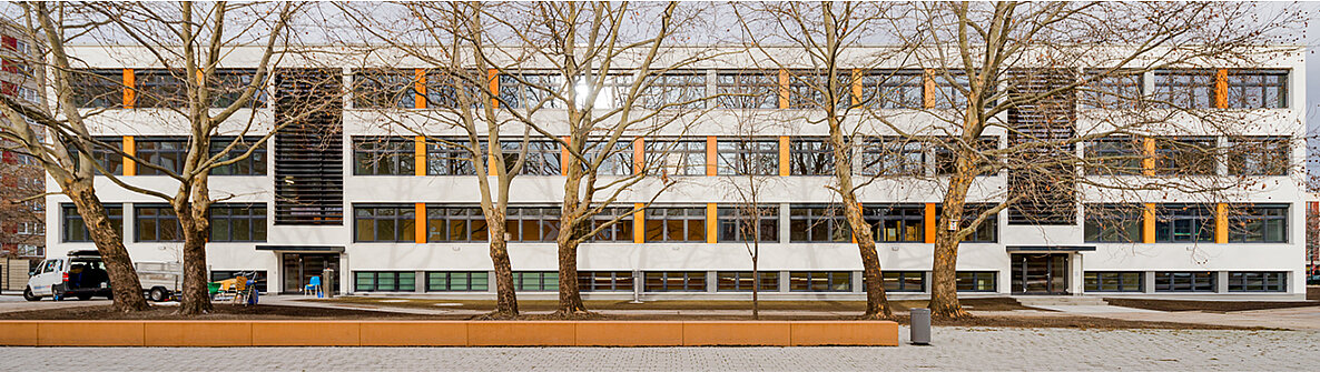 Von Architekturbüro AIP Görlitz energetisch sanierte Grundschule in Dresden