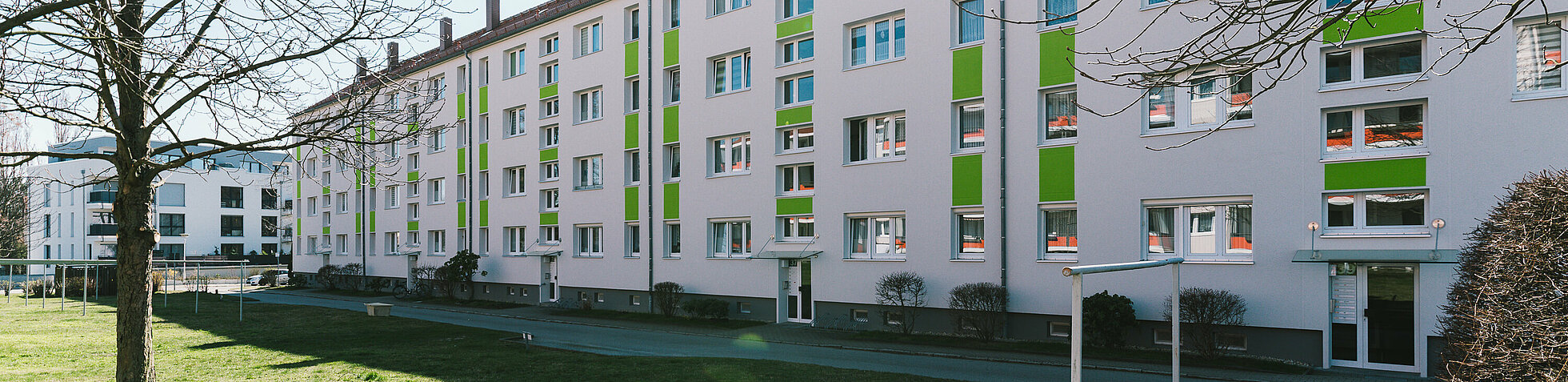 Erneuerte Vordächer und Anstrich nach der äußeren Sanierung des Bautzener Wohngebäudes P2 als Projekt des Lausitzer Architekturbüros AIP in Görlitz