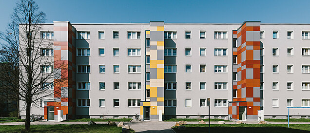 Aufzugsanbau an Wohngebäude IW 64 in Bautzen als Projekt des Architekturbüros AIP Görlitz aus der Lausitz